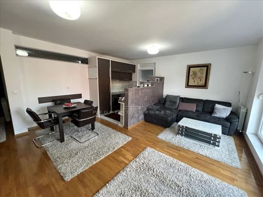 Banovo brdo, useljiv odmah, odlična lokacija, 20m2