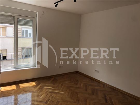 Izdaje se jednoiposoban stan u strogom centru Niša