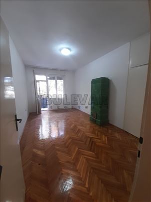 Izdaje se nenamešten stan u centru,66m2