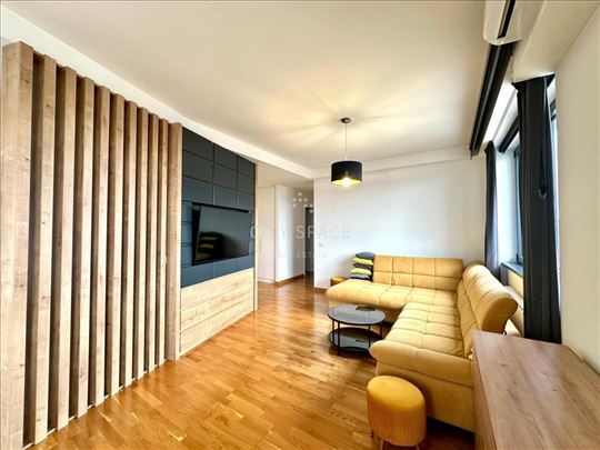 Uknjižen namešten 4.0 stan sa pogledom na grad, Bw