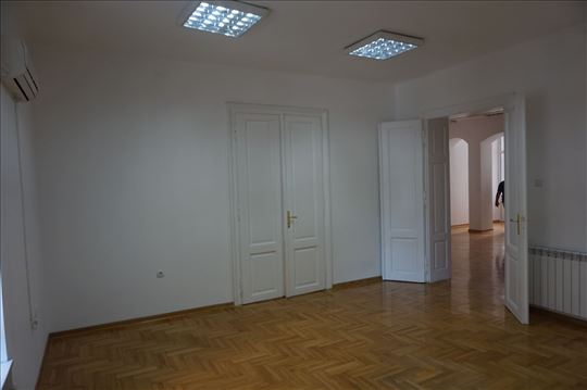Odlican salonski stan u centru