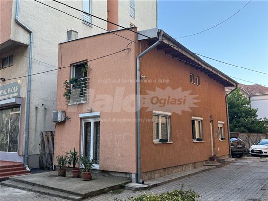 Prodajem kucu u strogom centru u Kraljevu!