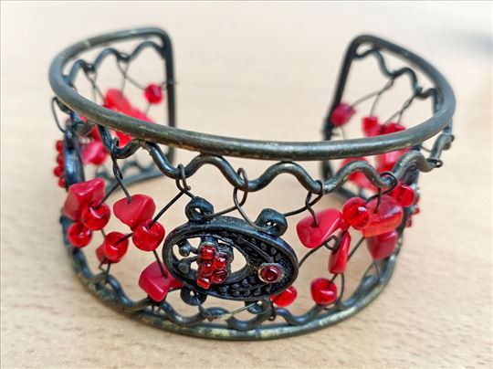 Narukvica ručni rad sa Koralima