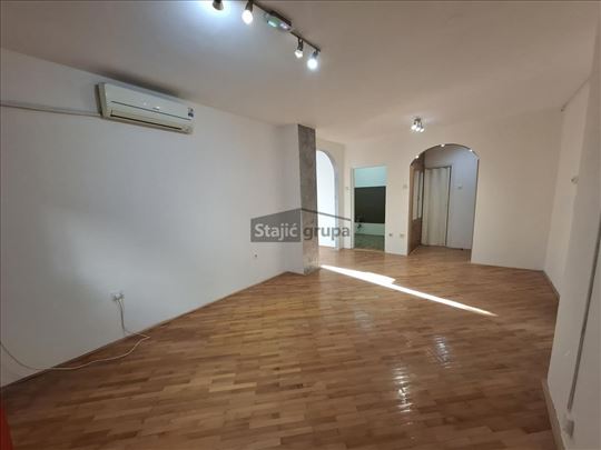 Odličan funkcionalan u mirnoj ulici