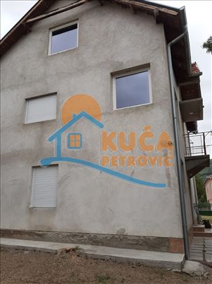 Odlična porodična kuća, 256m2 sa pomoćnim objektim