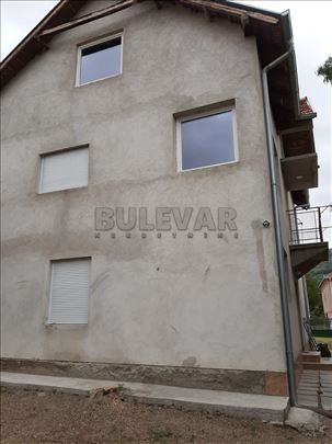 Odlična porodična kuća, 256m2 sa pomoćnim objektim