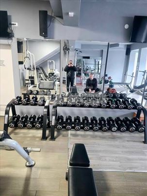 Opremljena teretana u decenijskom radu