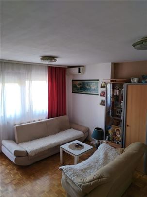 Dvoiposoban renoviran stan na Novom Naselju