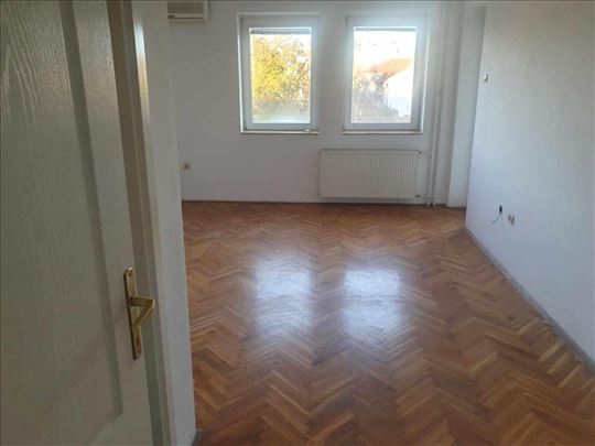 Jednoiposoban stan na Žitnom Trgu !