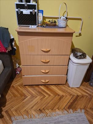 Komoda sa cetiri fijoke