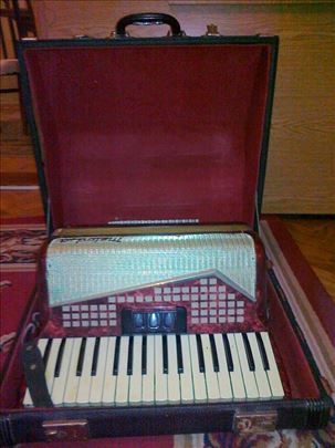 Prodajem HARMONIKU 60 basova