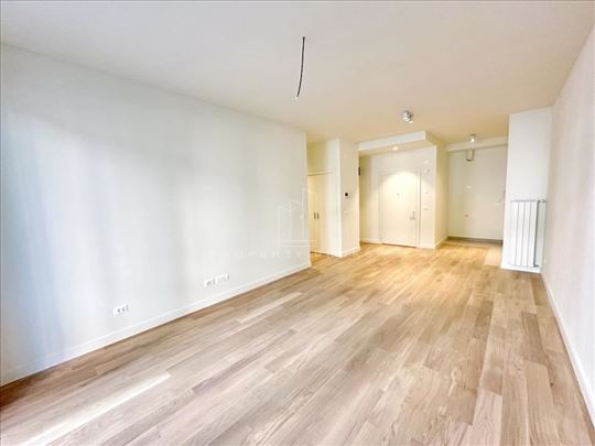 BW Sensa, stan sa baštom, odmah dostupan ID#3667