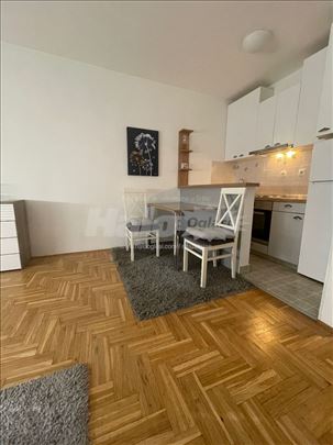 Jednosoban stan, Filmski grad