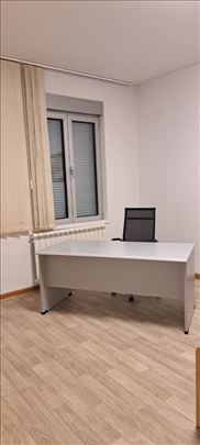 Kancelarijski stolovi i stolice