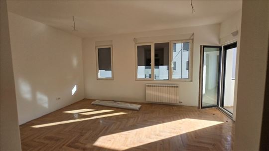 Prodajemo troiposoban stan, nov, Crveni krst, 80m2