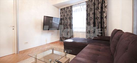 Izdajem trsoban stan kod Hotela Moskva u centru BG