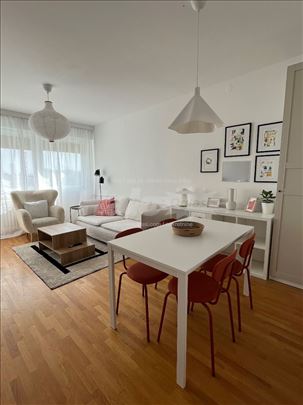 Renoviran dvosoban stan blok 70 