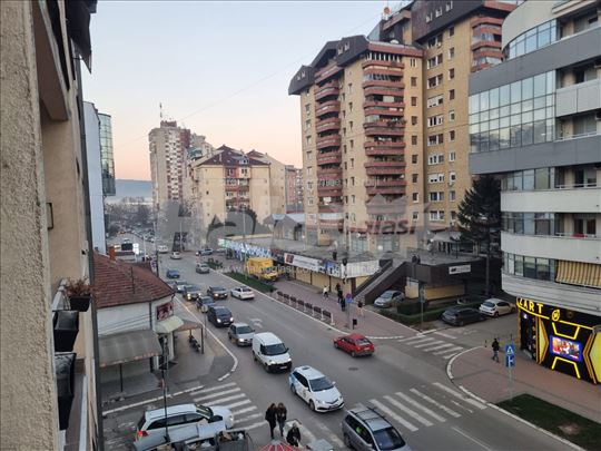 Izdajem trosoban stan na crvenom pevcu