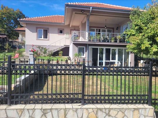 Leštane samostijeća kuća 171kvm na 4,45 ari placa 