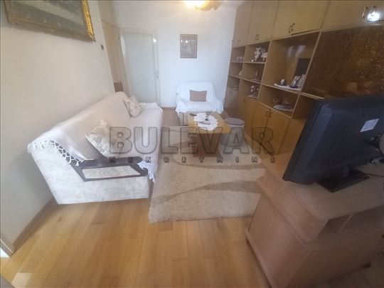 Odličan trosoban stan 67m2+ terase, peti sprat,lif