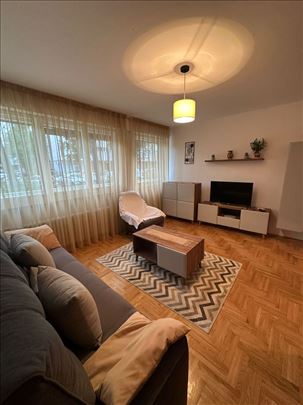 Renoviran, odmah useljiv, odlicna lokacija