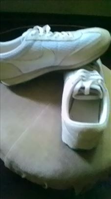 Skoro nove bele Nike