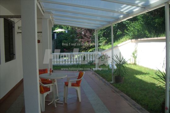 Trosobni stan sa velikom terasom i dvorištem