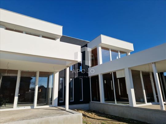  Vila na prodaju u Ugrinovcima 