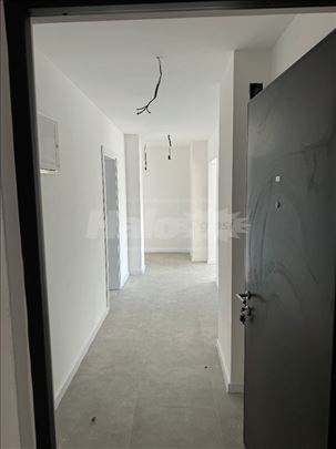 Izdajem stan (penthouse) u centru Uba