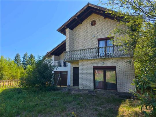 Kuća 156m2, 12 ari placa, uknjižena
