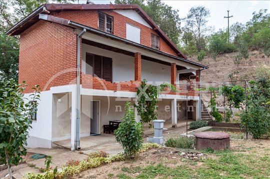 Kuća  u  vikend naselju Sv.Petka, Veliki Drenovac,