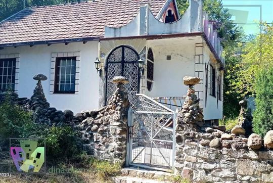 Kuća u vrlo lepom ambijentu sa odličnom vodom
