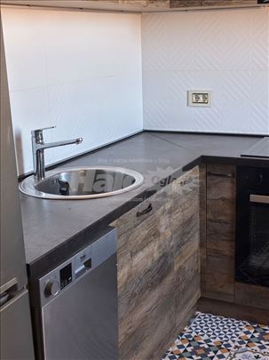 Useljiv, potpuno opremljen stan u Mirijevu