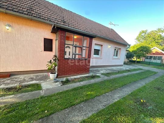 Na prodaju – Kuća sa zemljištem u centru Surčina