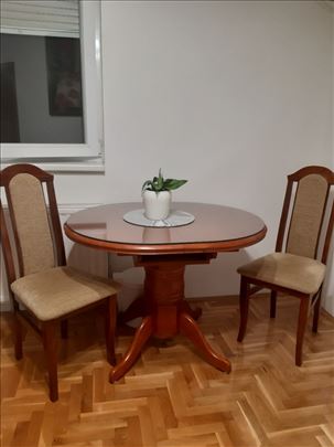 Trpezarijski sto i stolice