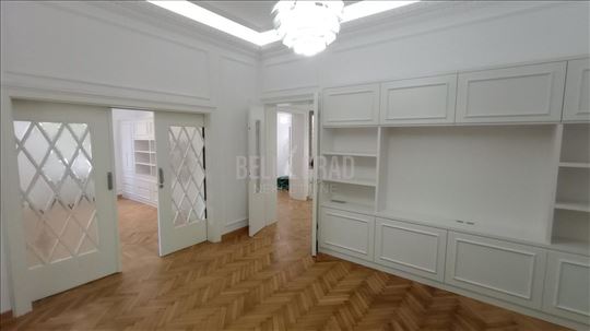 Autentičan salonski stan, četvoroiposoban, renovir