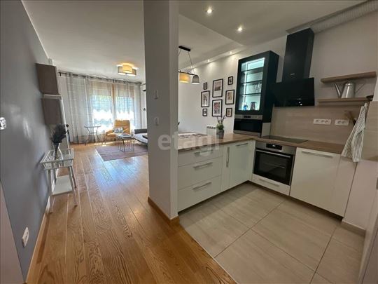 Izdaje se dvosoban namešten stan - Wellport