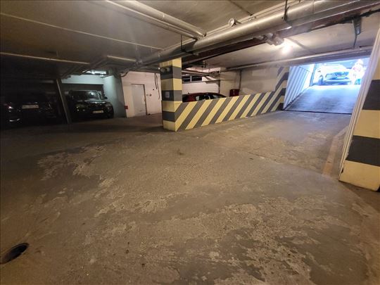 Komforna garaža 13m2 - ugao Sredačke i Niške