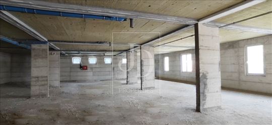 Lokal za izdavanje sa parkingom, 400m2, Cvetanova 