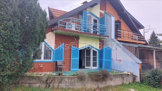 Prodaja porodične kuće sa pogledom na Dunav