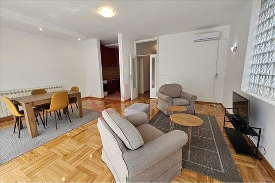 Trosoban 76 m², dvorište i terasa, Vračar