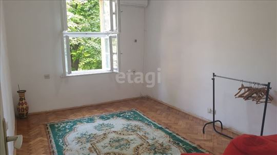 Trosobni salonac kod Politike