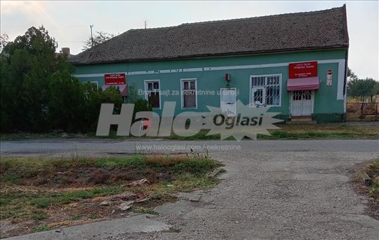 Na prodaju plac u centru sela sa kucom i lokalom.