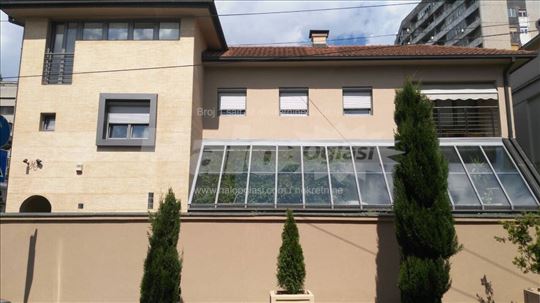 Prelepa kuca sa bazenom idealn za poslovni prostor
