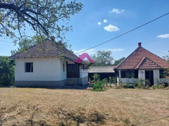 Progoreoci, porodično imanje sa dve kuće i pomoćni