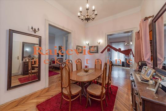 Retko, pesacska zona, salonac, 214 m2, Gospodska