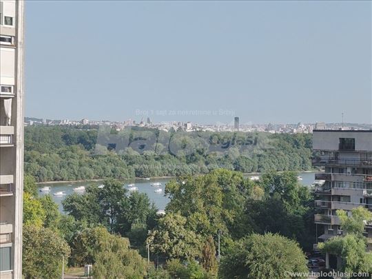 Izuzetan stan sa predivnim pogledom na Dunav