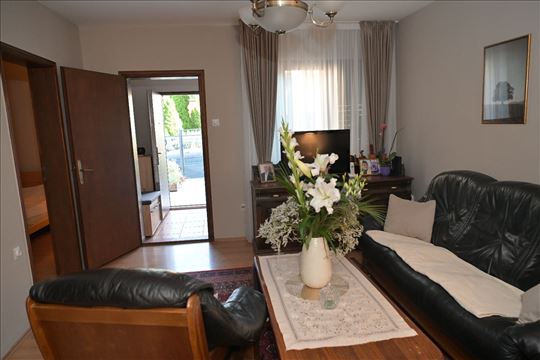 Kuća u Krnjači-Kotežu 225 m² na placu od 2.5 аri 