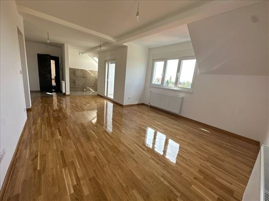 Na prodaju-Trosoban stan 65,47m² + parking, Surčin