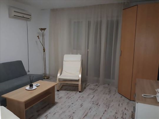 Stan na odličnoj lokaciji - 41kv - Novi Beograd